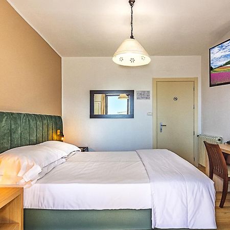 Hotel Virginia Marina di Massa Buitenkant foto
