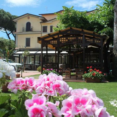 Hotel Virginia Marina di Massa Buitenkant foto
