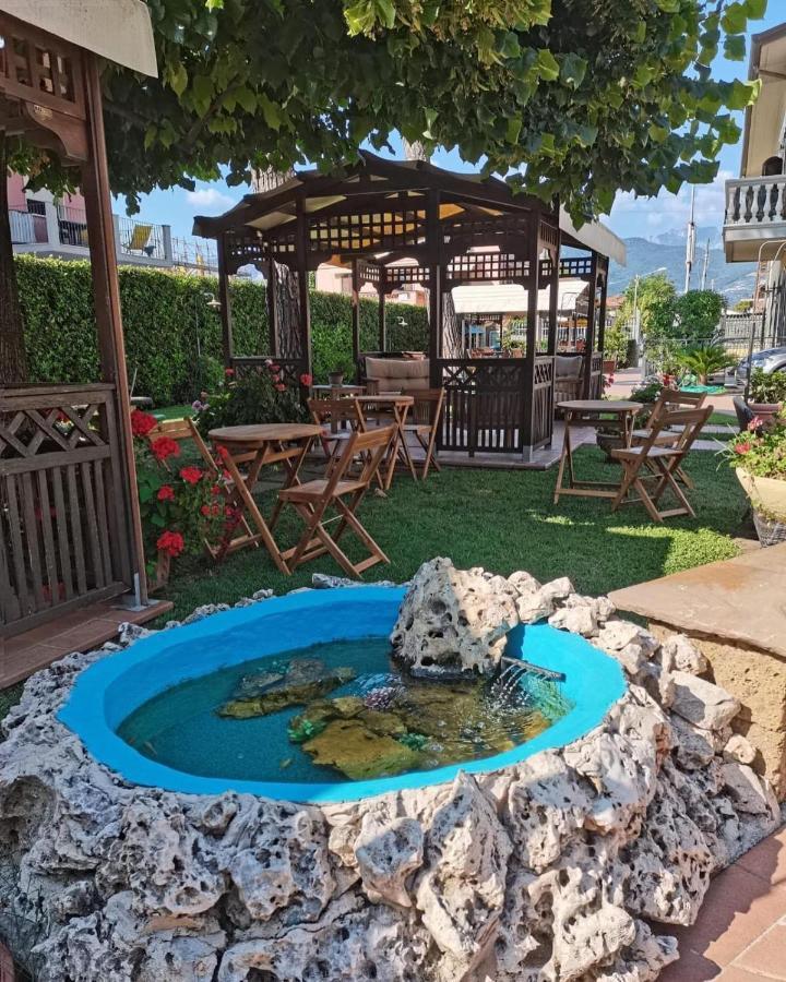 Hotel Virginia Marina di Massa Buitenkant foto