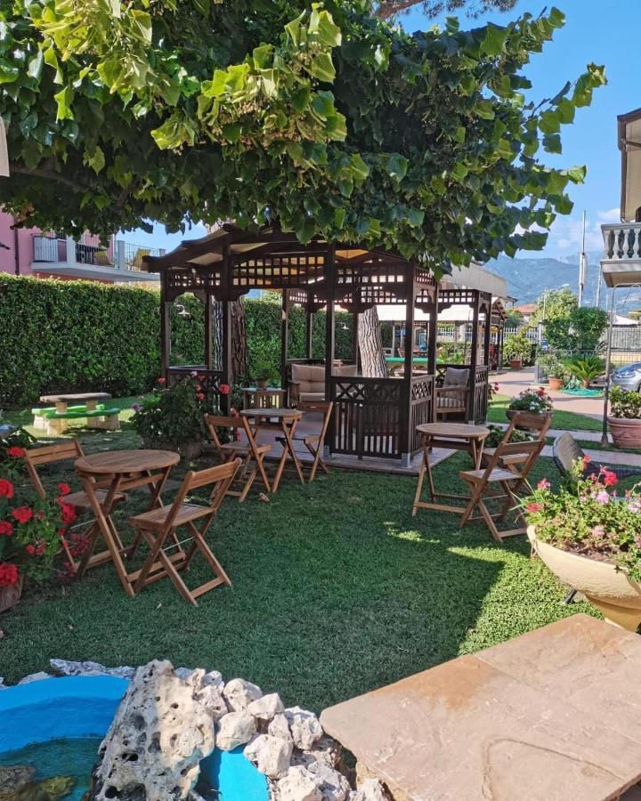 Hotel Virginia Marina di Massa Buitenkant foto