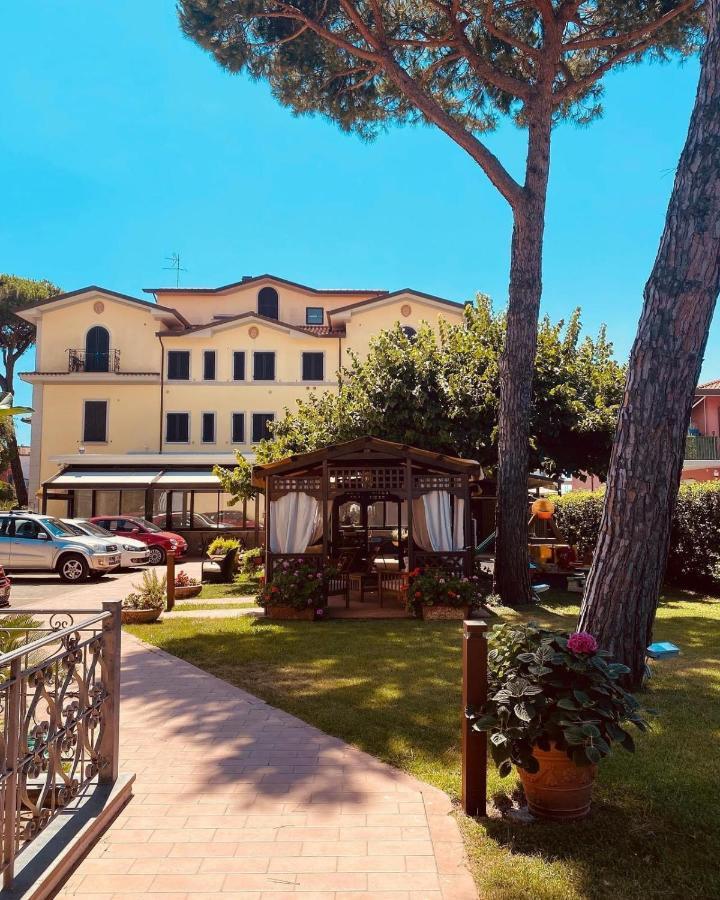 Hotel Virginia Marina di Massa Buitenkant foto