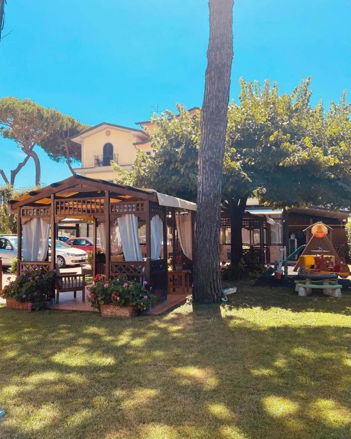 Hotel Virginia Marina di Massa Buitenkant foto