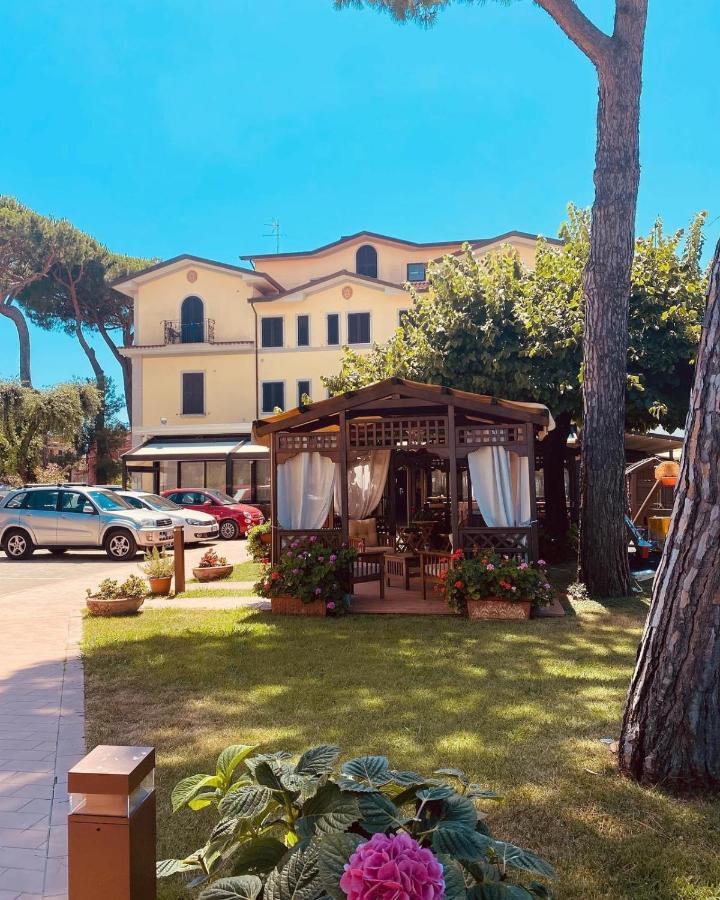 Hotel Virginia Marina di Massa Buitenkant foto