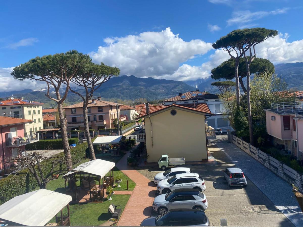 Hotel Virginia Marina di Massa Buitenkant foto
