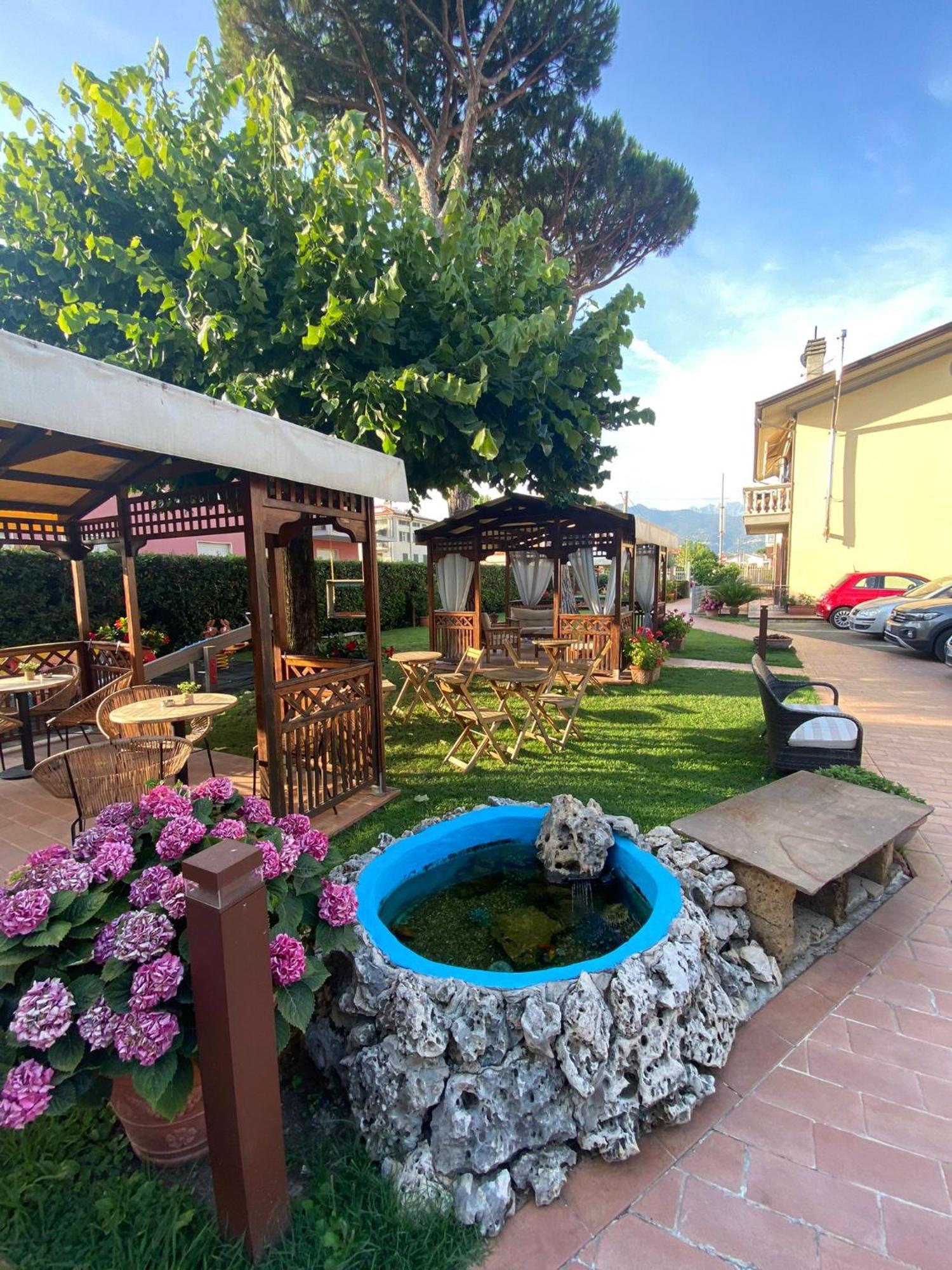 Hotel Virginia Marina di Massa Buitenkant foto