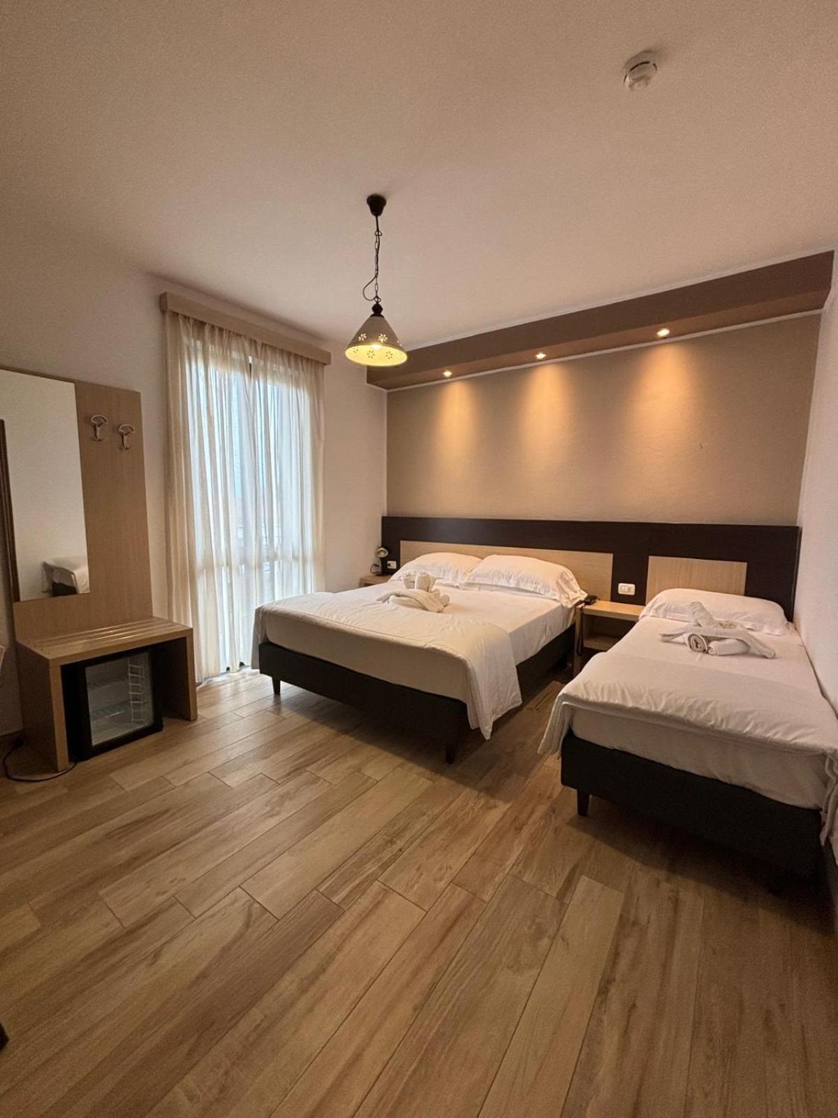 Hotel Virginia Marina di Massa Buitenkant foto
