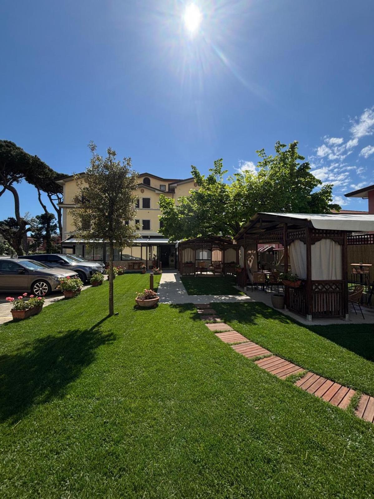 Hotel Virginia Marina di Massa Buitenkant foto
