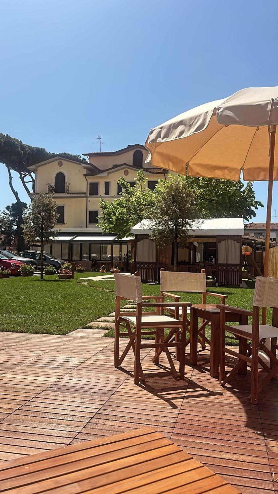 Hotel Virginia Marina di Massa Buitenkant foto