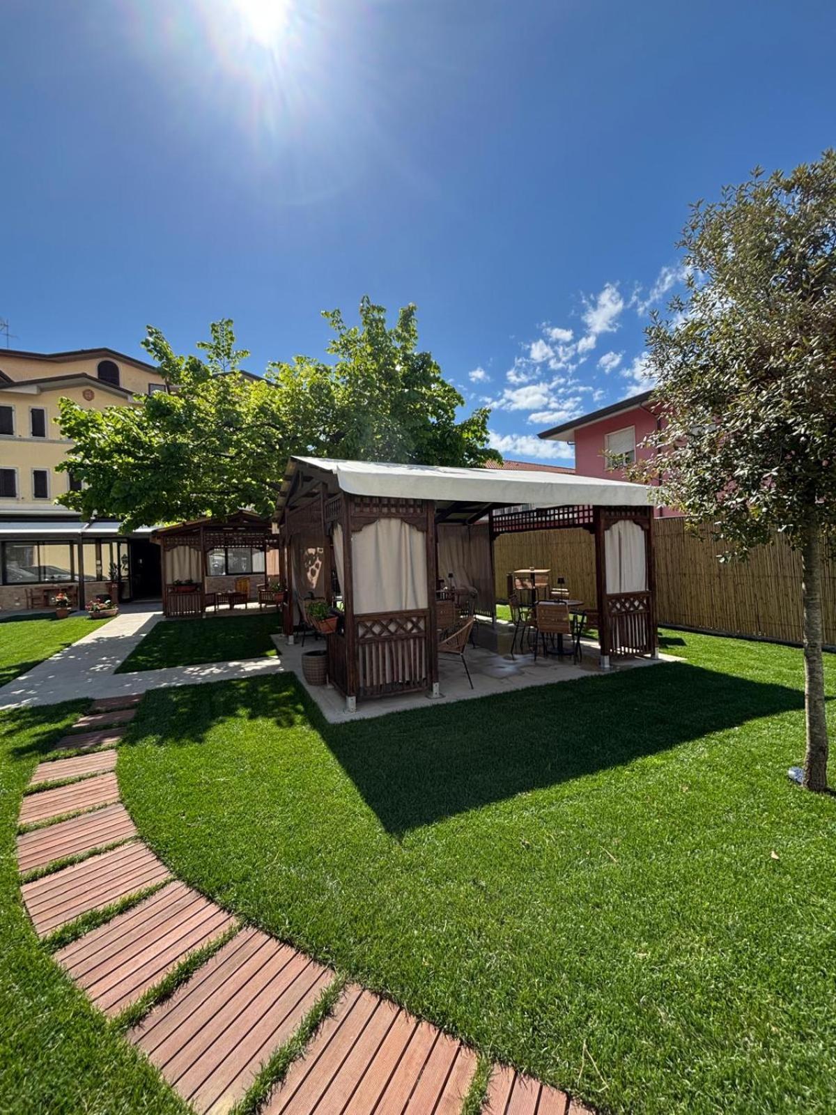 Hotel Virginia Marina di Massa Buitenkant foto