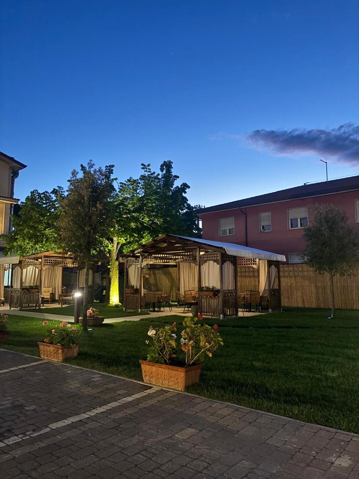 Hotel Virginia Marina di Massa Buitenkant foto