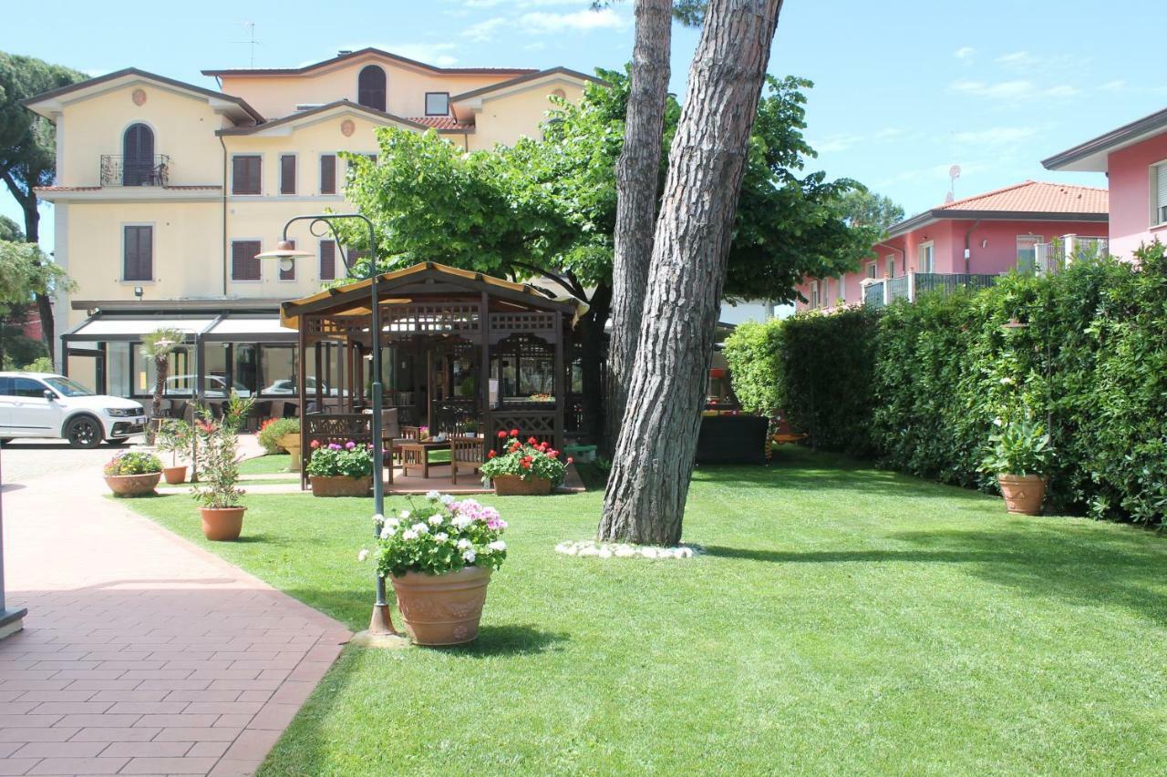 Hotel Virginia Marina di Massa Buitenkant foto