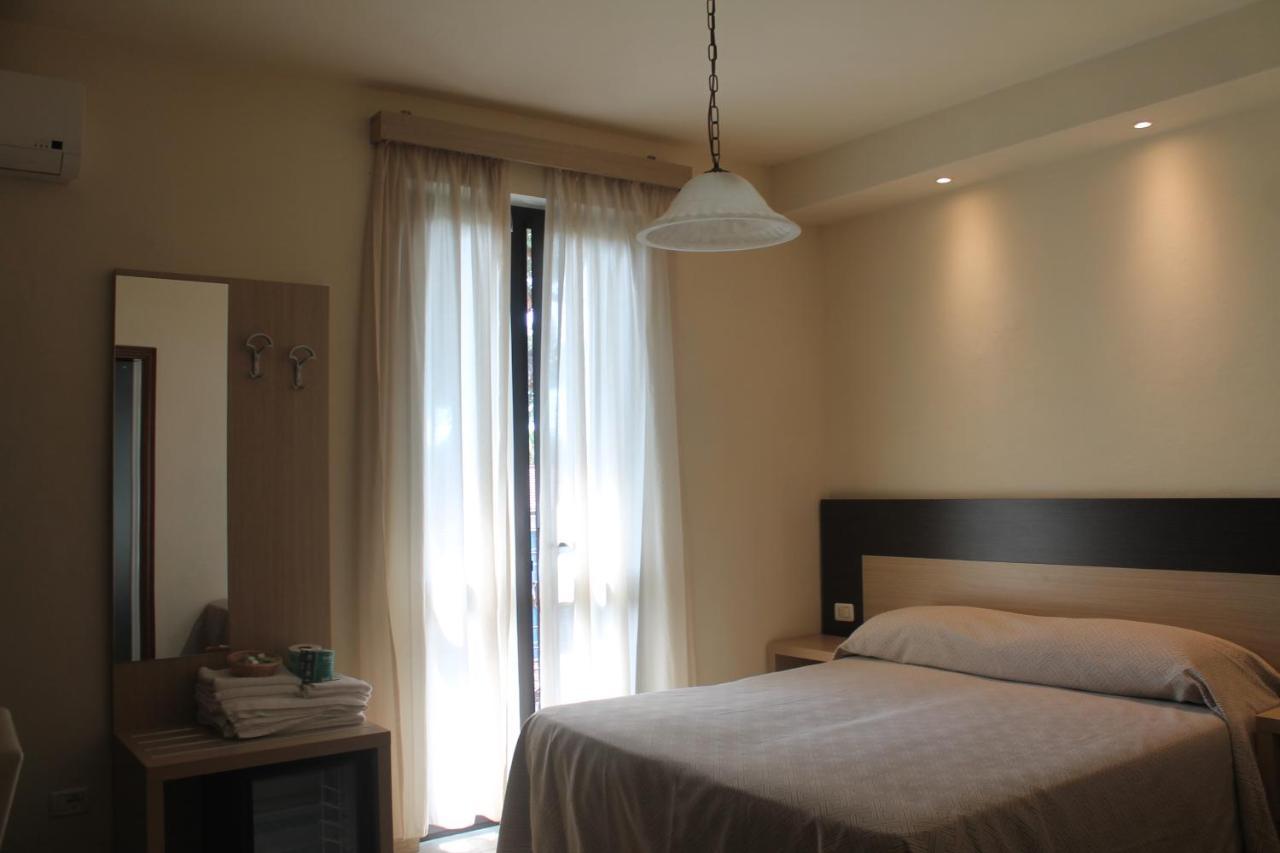 Hotel Virginia Marina di Massa Buitenkant foto